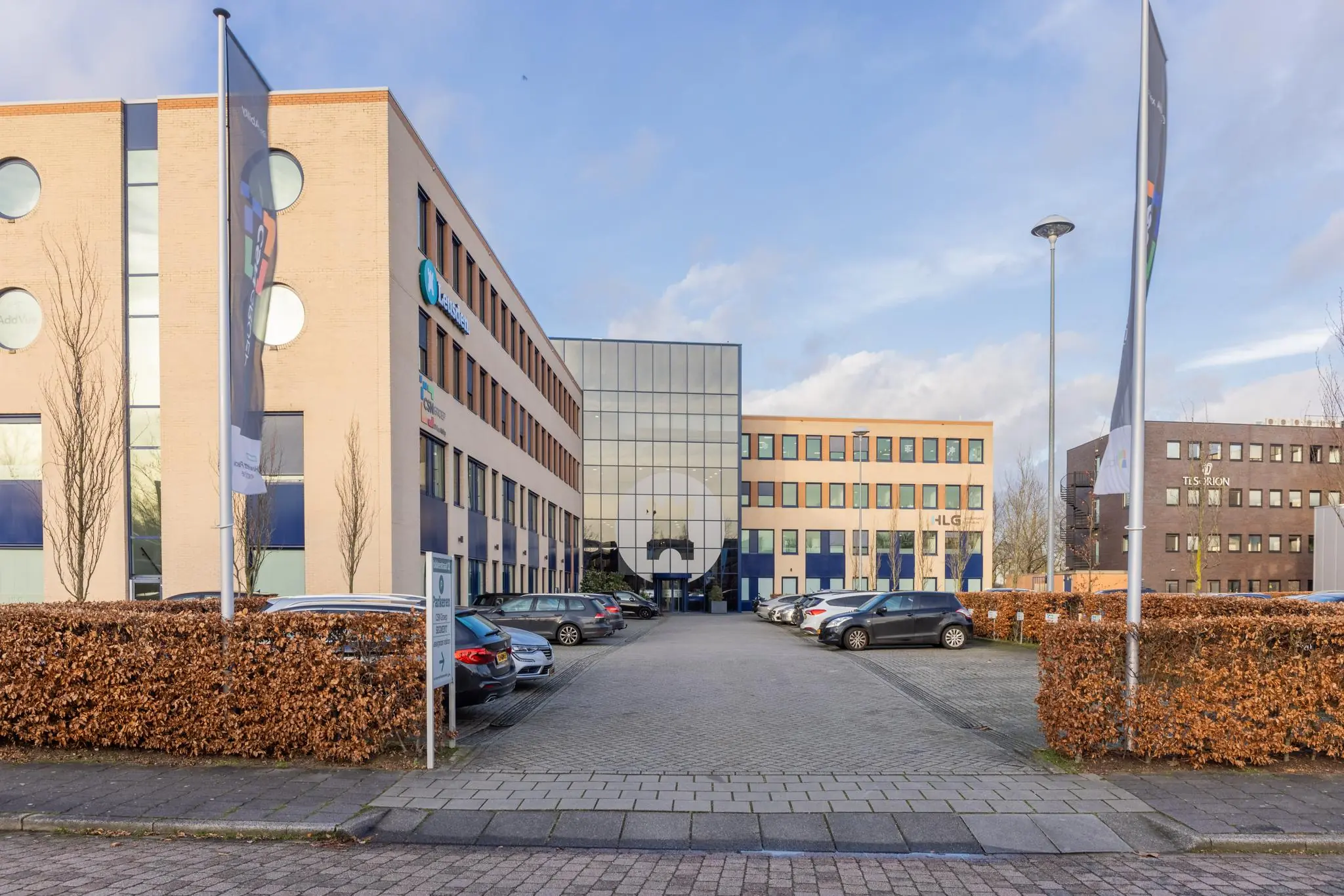 Kantoorpand aan de Fokkerstraat met parkeerplaatsen en omliggende bedrijfsgebouwen.
