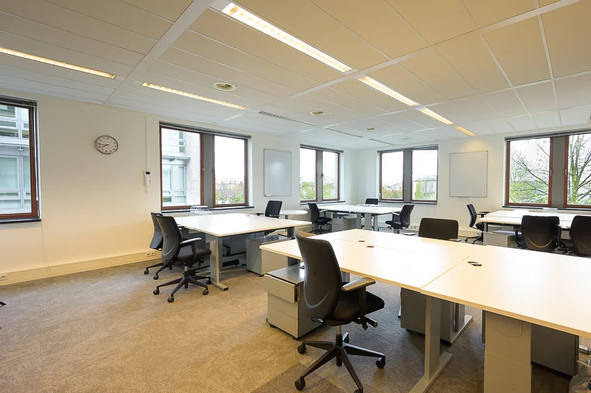 Moderne, lichte kantooruimte aan de Bahialaan met meerdere bureaus en bureaustoelen.