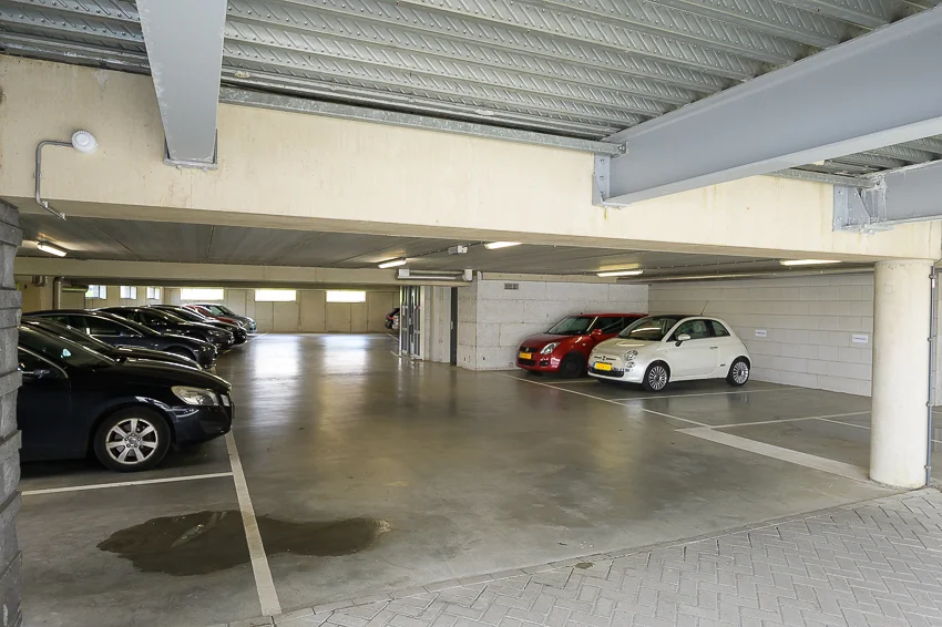 Overdekte parkeergarage aan de Bahialaan met geparkeerde auto's en betonnen constructie.