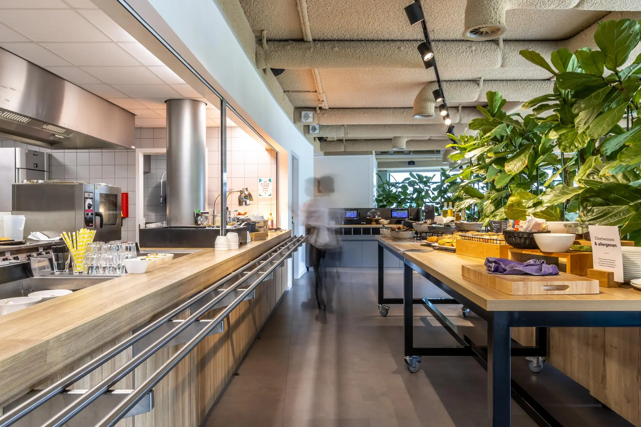 Modern bedrijfsrestaurant Sparrenheuvel met open keuken, buffet en veel groen.
