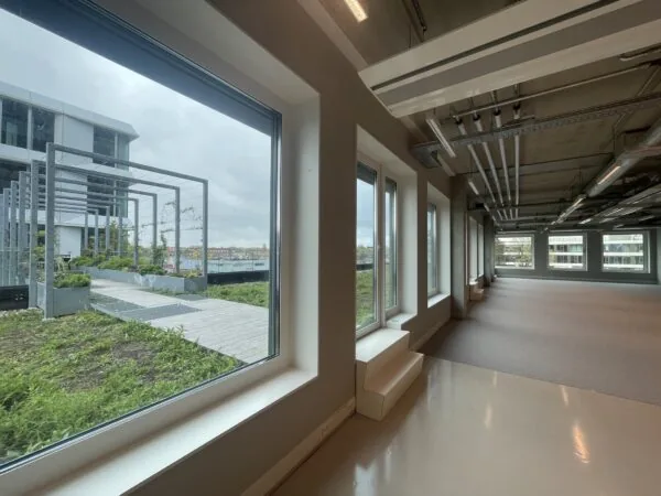 Leeg kantoorpand aan de Asterweg met uitzicht op een dakterras en moderne pergola’s.