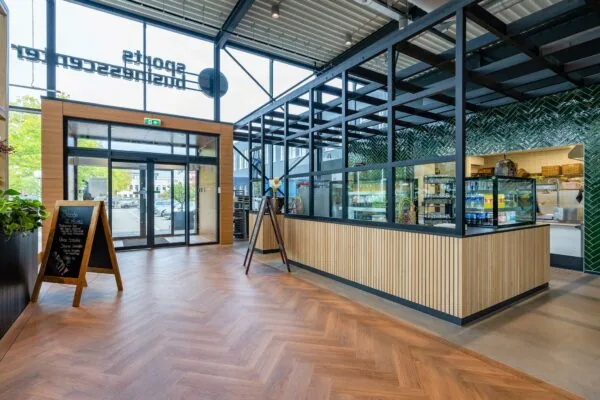 Moderne entree met een horecagelegenheid in het Sports Business Center aan de Plesmanstraat.