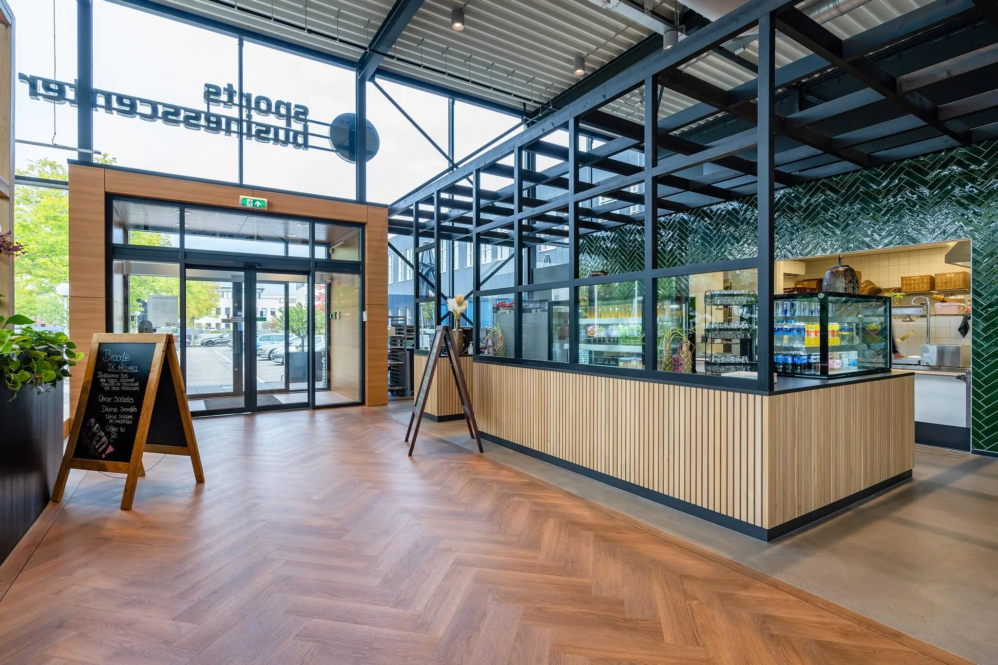 Moderne entree met een horecagelegenheid in het Sports Business Center aan de Plesmanstraat.