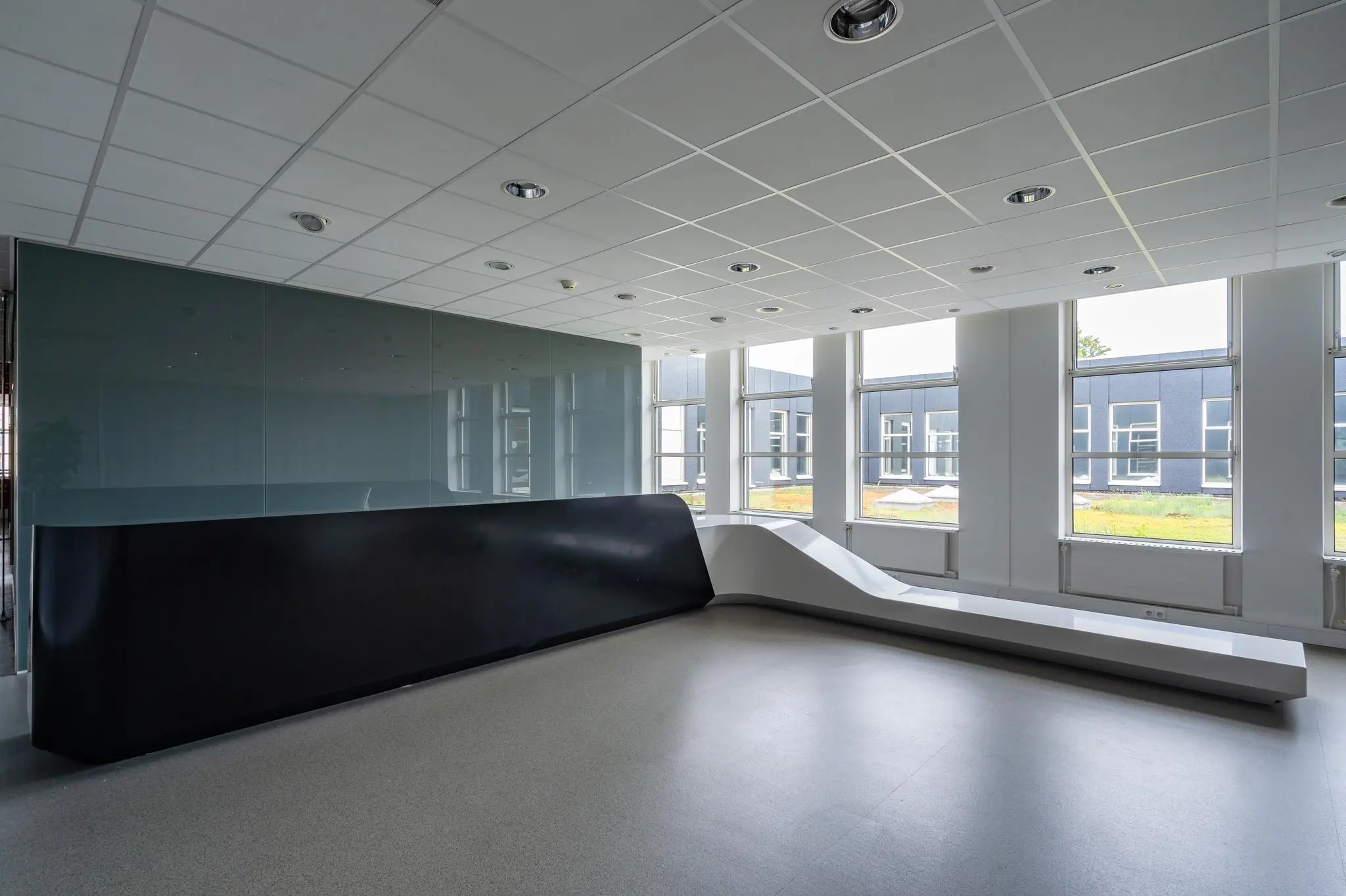 Moderne receptiebalie met strak design in een licht en ruim kantoor aan de Plesmanstraat.