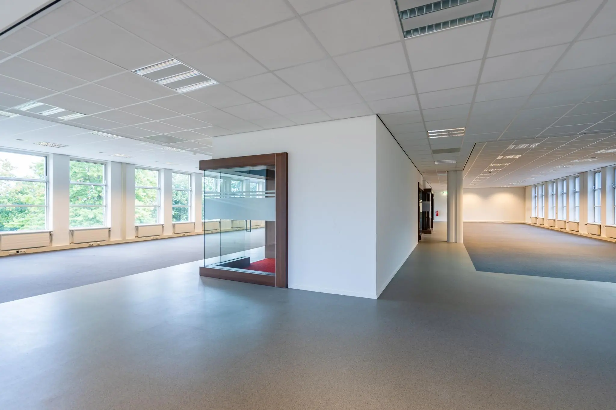 Ruime, lichte kantoorruimte aan de Plesmanstraat met grote ramen en systeemplafond.