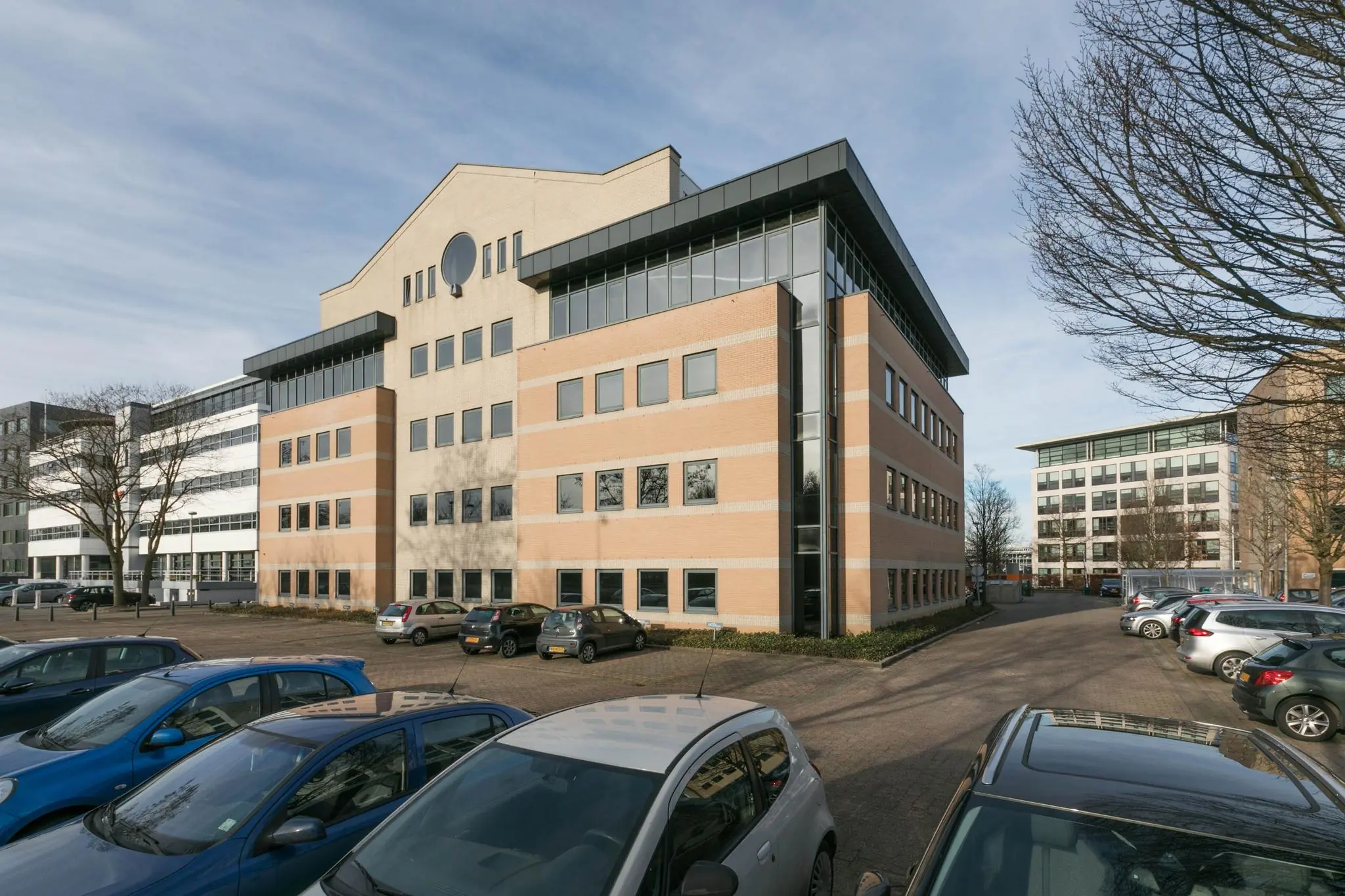Kantoorgebouw Marathon 11-31 in Amsterdam met parkeerplaats op de voorgrond.