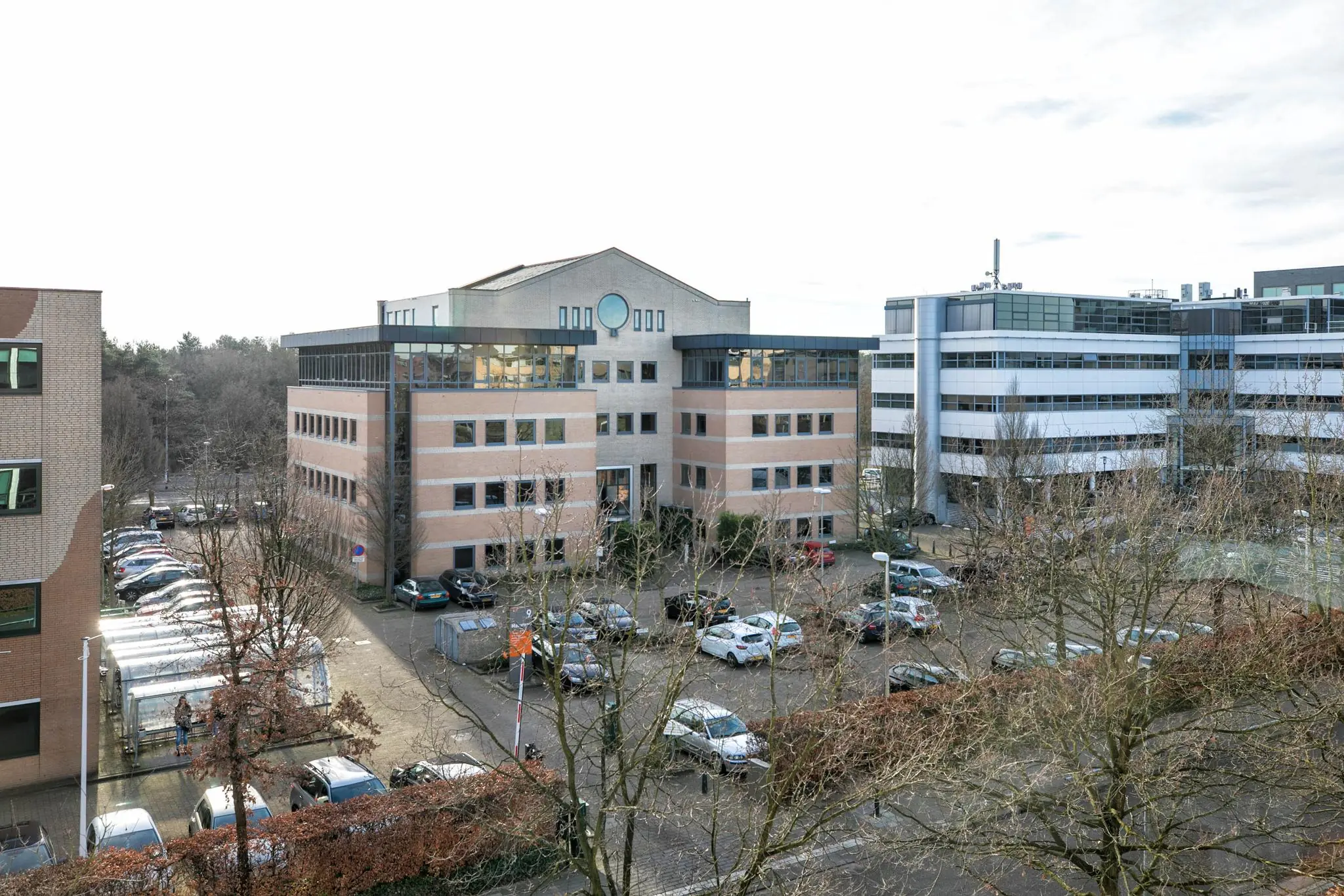 Kantoorgebouwen met parkeerplaatsen en fietsenstalling aan de Marathon 9 in Eindhoven.