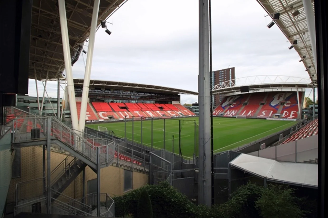 Uitzicht op het leegstaande voetbalstadion Stadion Galgenwaard in Utrecht vanaf een tribunehoek.