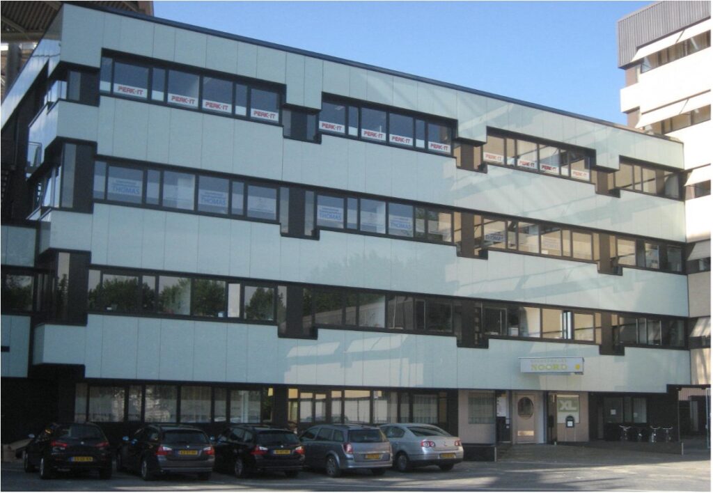 Kantoorpand aan het Herculesplein met meerdere bedrijfsnamen zichtbaar op de ramen en geparkeerde auto's voor de ingang.