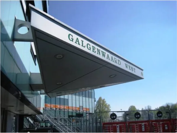 Ingang Galgenwaard West bij stadion aan het Herculesplein in Utrecht op een zonnige dag.