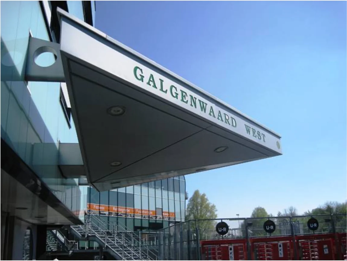 Ingang Galgenwaard West bij stadion aan het Herculesplein in Utrecht op een zonnige dag.