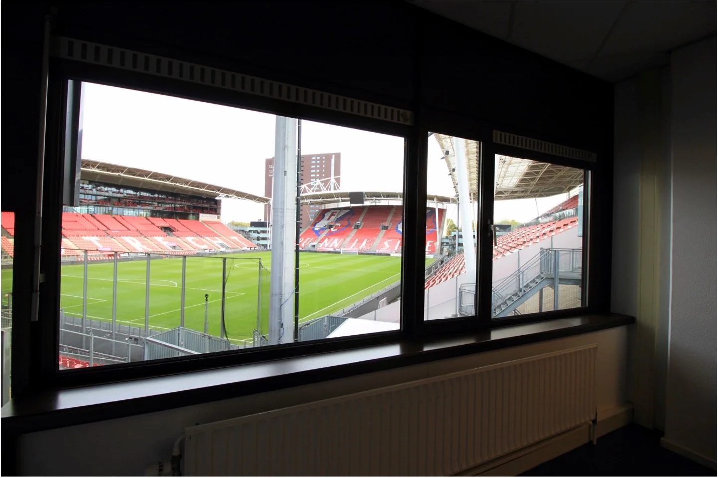 Uitzicht vanuit een raam op het voetbalstadion Stadion Galgenwaard aan het Herculesplein in Utrecht.