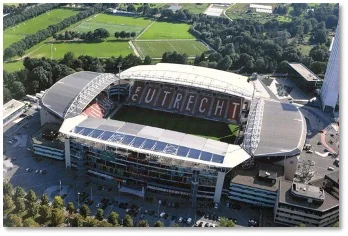 Luchtfoto van Stadion Galgenwaard in Utrecht, met duidelijk zicht op het veld en de tribunes.