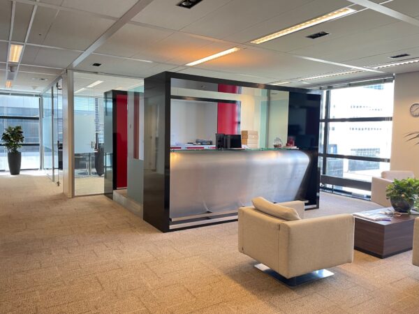 Moderne receptie met balie en wachtruimte in een kantoorgebouw aan het Weena.