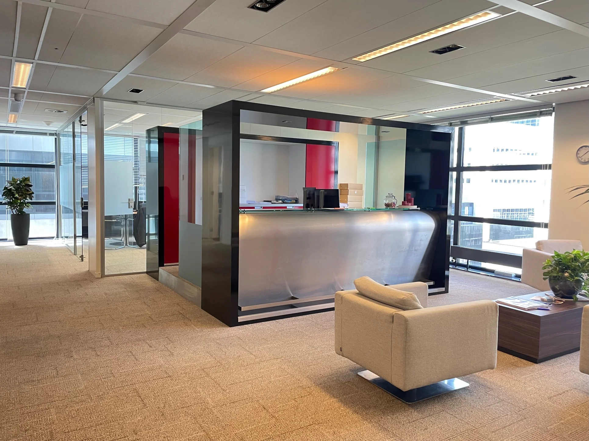 Moderne receptie met balie en wachtruimte in een kantoorgebouw aan het Weena.