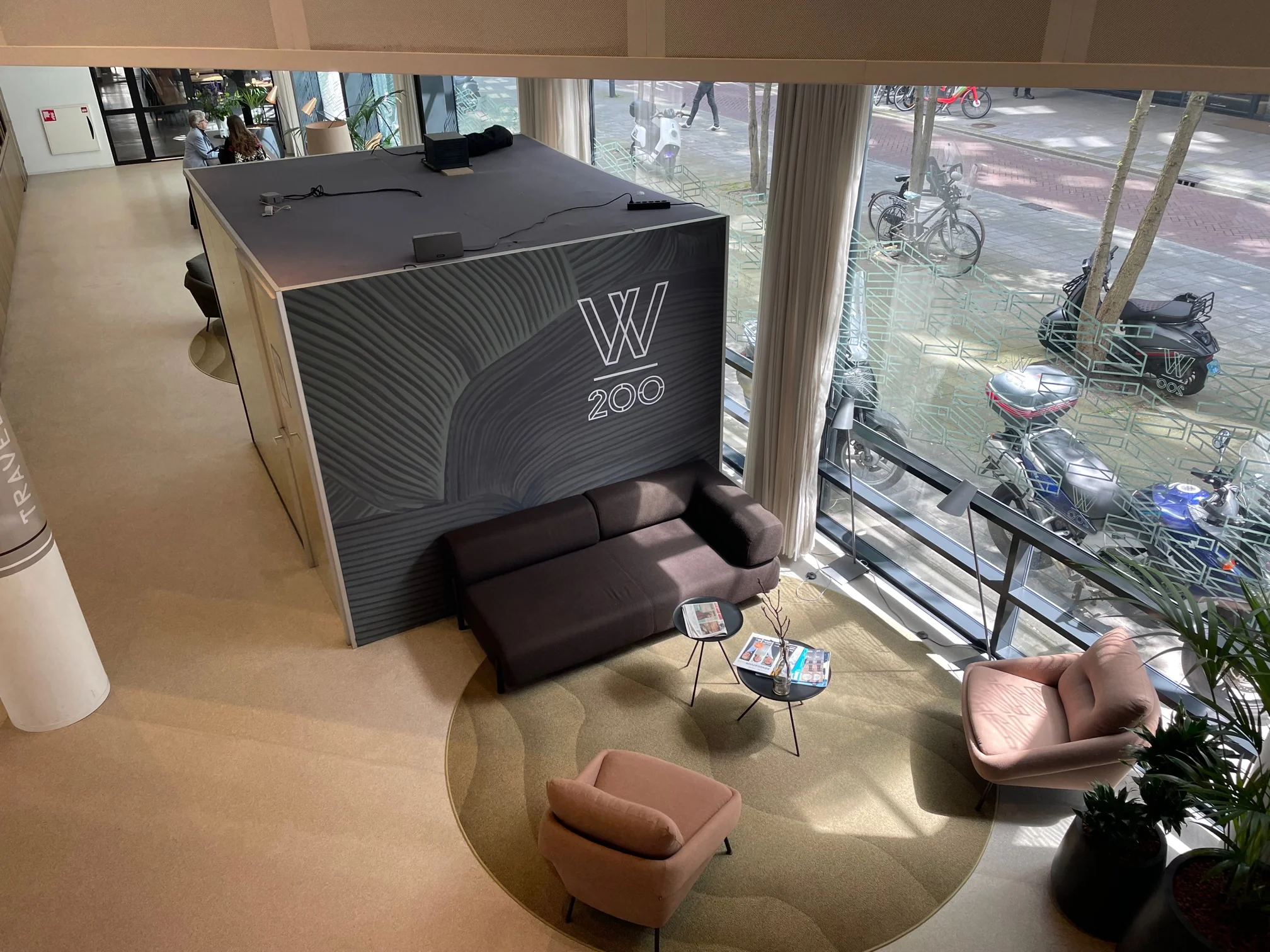 Lichte en moderne wachtruimte met zithoek in het kantoorpand Weena 200, met uitzicht op de straat.