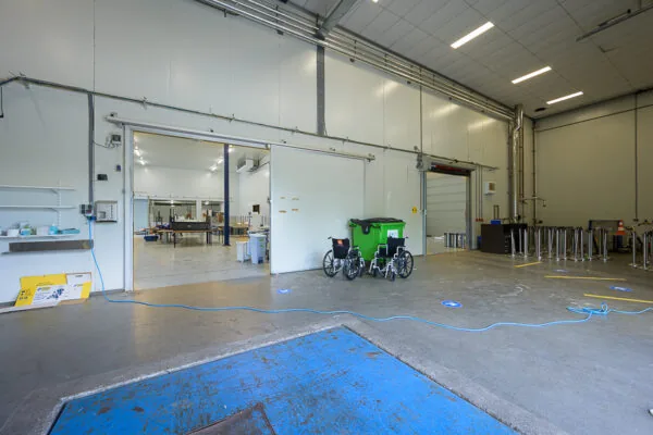 Rolstoeltoegankelijke industriële ruimte aan de Calandstraat met open schuifdeuren en zicht op de binnenruimte.