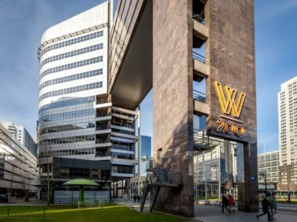 Kantoorgebouw aan het Weena 200 in Rotterdam met moderne architectuur en opvallend gevelbord.