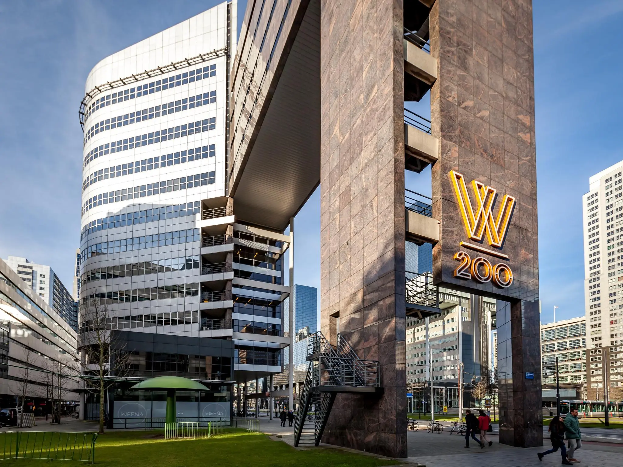 Kantoorgebouw aan het Weena 200 in Rotterdam met moderne architectuur en opvallend gevelbord.