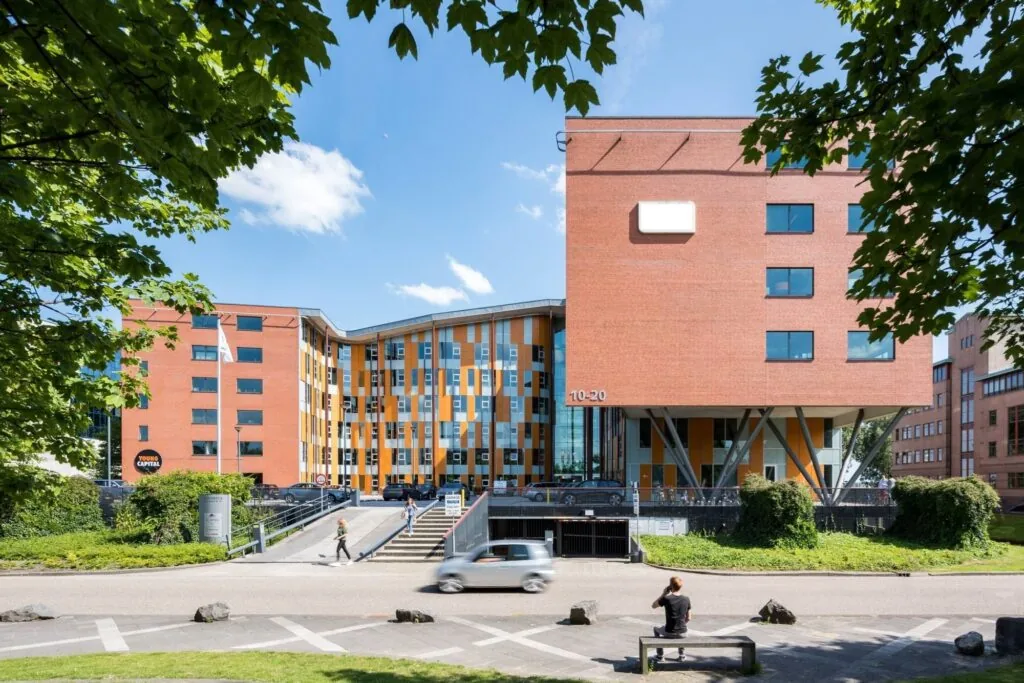 Kantoorgebouw aan de Siriusdreef 10-20 in Hoofddorp met moderne gevel en opvallende oranje accenten.