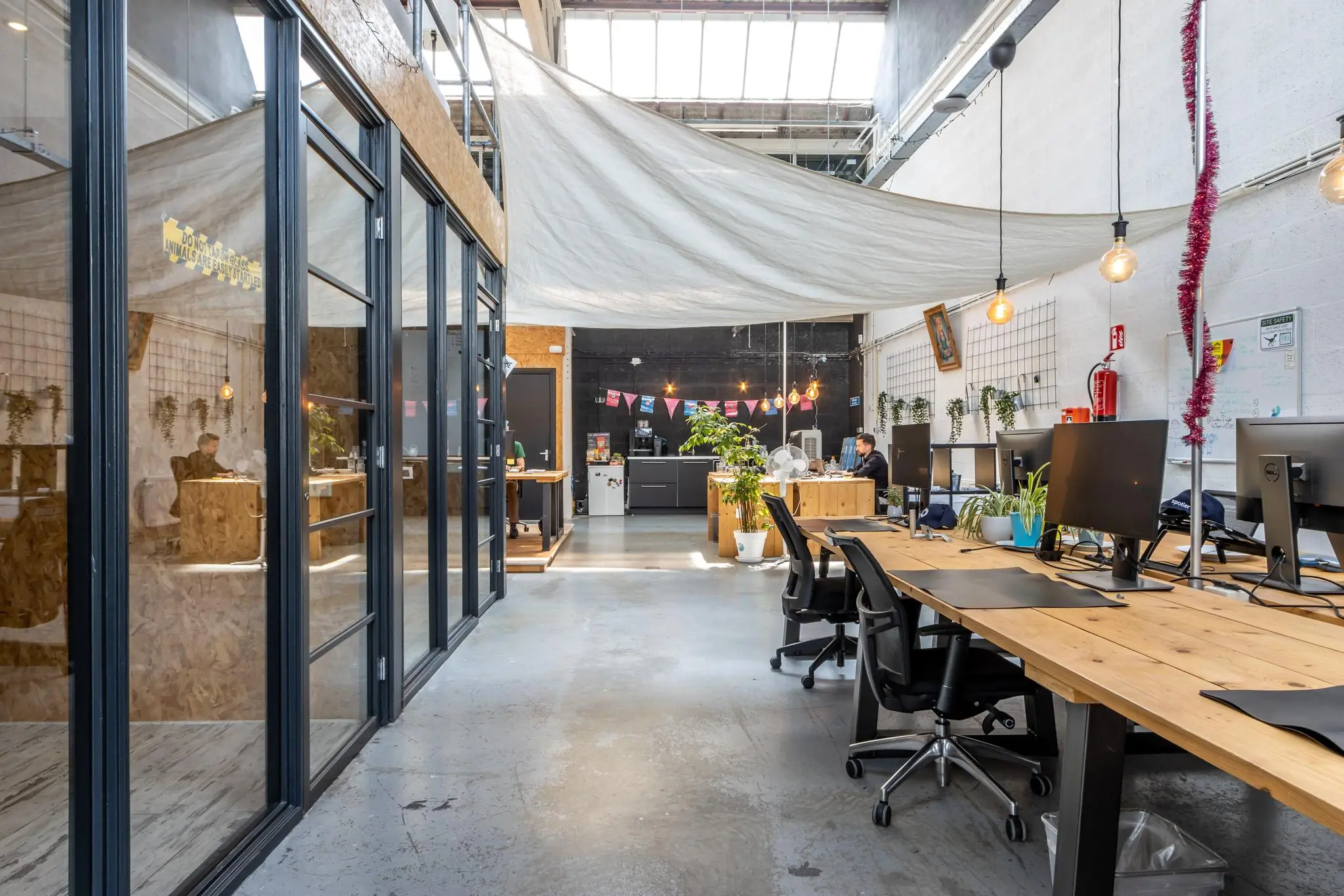 Modern en creatief ingericht kantoor aan de Eendrachtlaan met open werkplekken, glazen vergaderruimtes en veel natuurlijk licht.