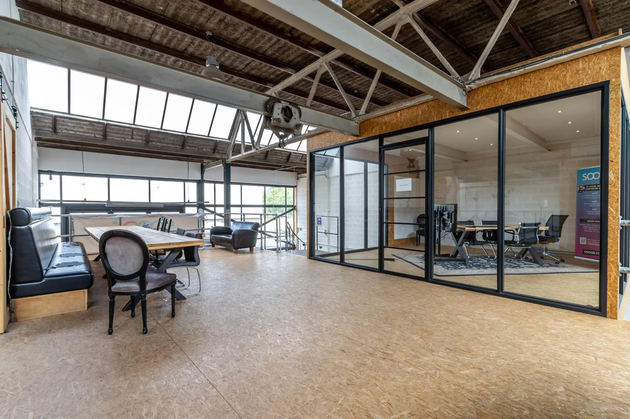 Moderne industriële kantoorruimte op de Eendrachtlaan met glazen vergaderruimte en houten vloer.