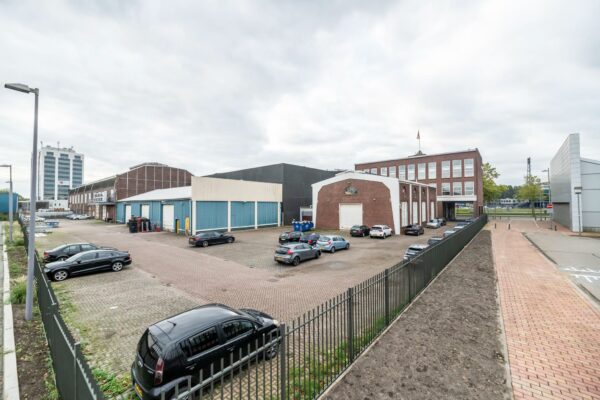 Bedrijventerrein aan de Stadionweg met parkeerplaats en industriële gebouwen.