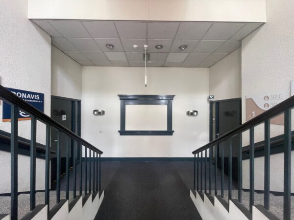 Trappenhuis met centrale balie en deuren naar bedrijven aan de Stadionweg.