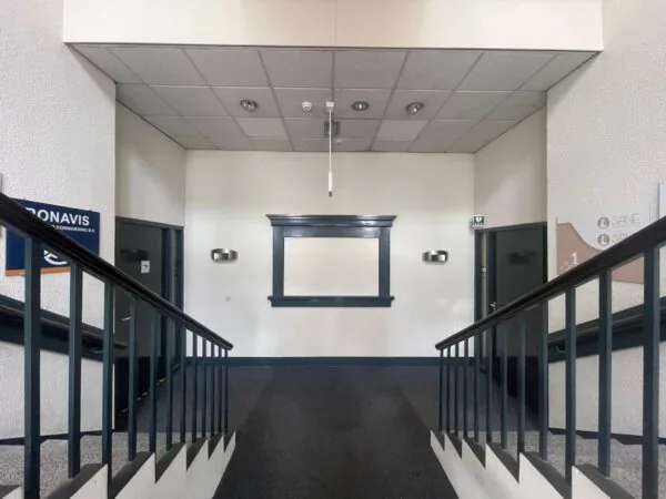 Trappenhuis met centrale balie en deuren naar bedrijven aan de Stadionweg.
