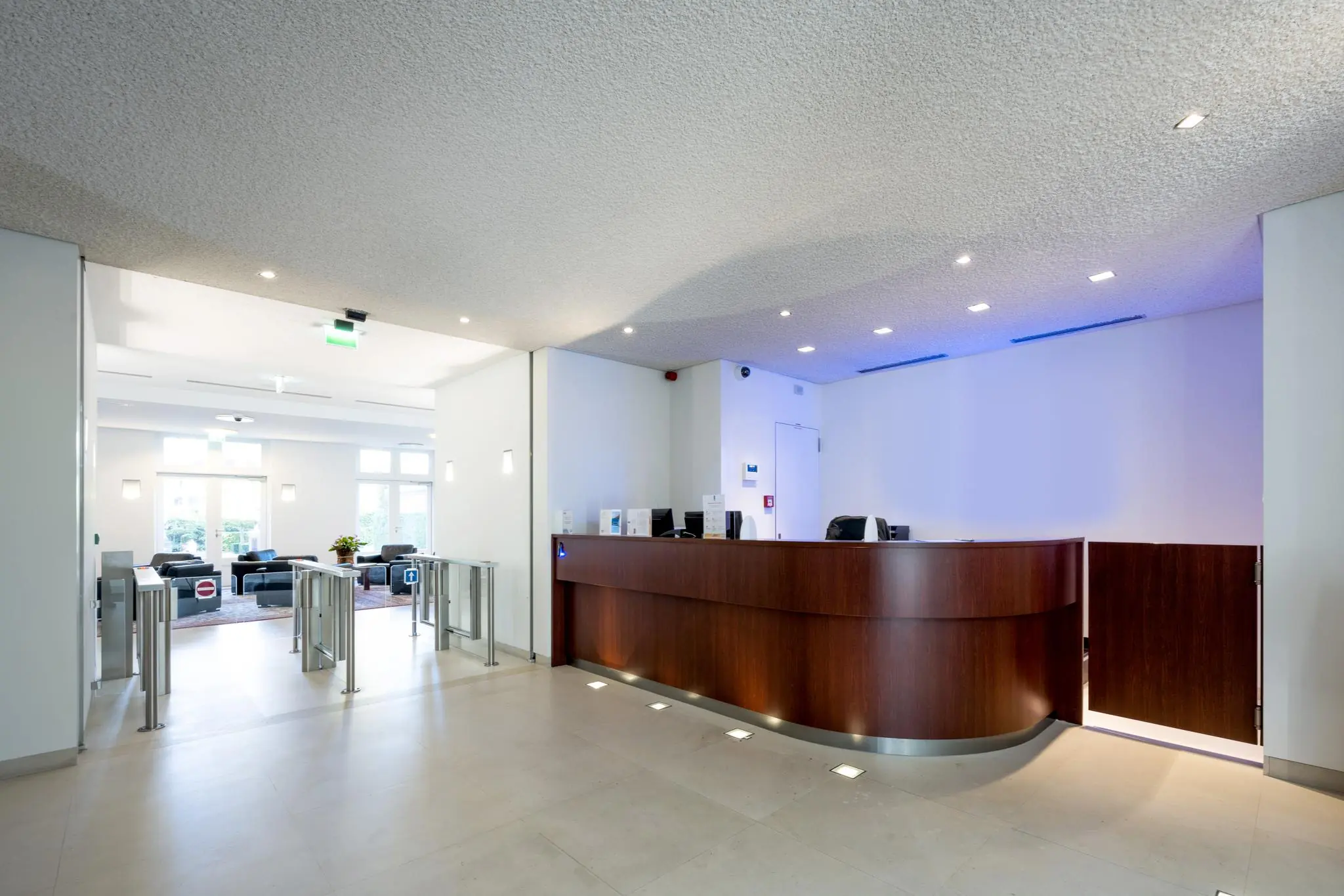 Moderne receptiebalie met houten afwerking in een lichte entreehal op het Museumplein.