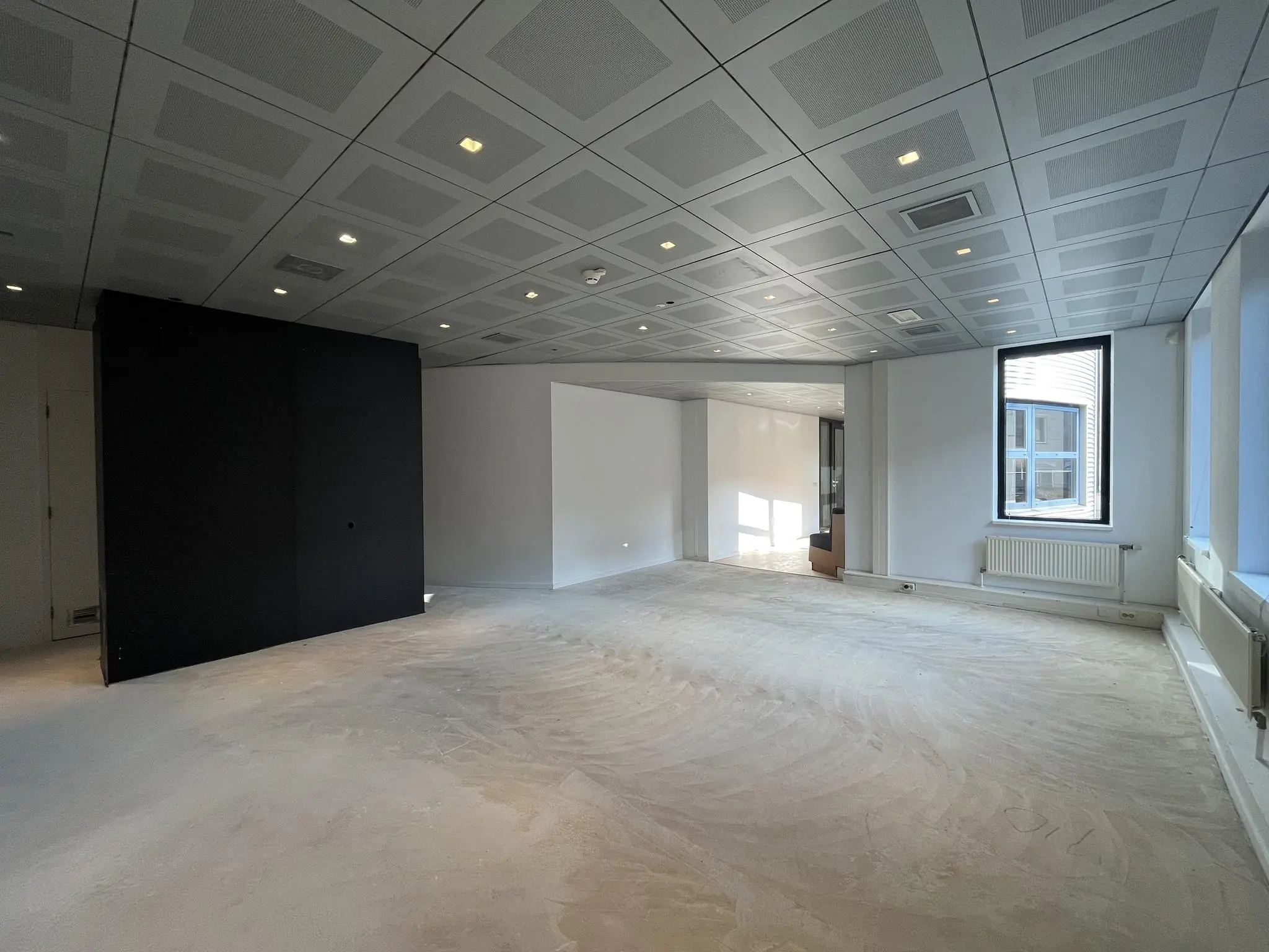 Licht en modern leegstaand kantoor aan de Amersfoortseweg met systeemplafond en grote ramen.