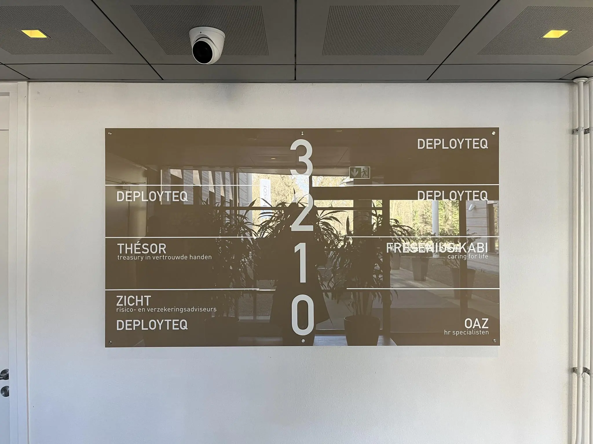 Wandbord in een kantoorgebouw aan de Amersfoortseweg met namen van bedrijven en bijbehorende verdiepingen.