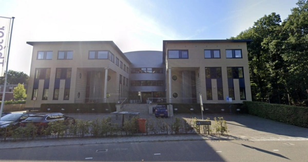 Kantoorgebouw aan de Amersfoortseweg met parkeergelegenheid voor de ingang.