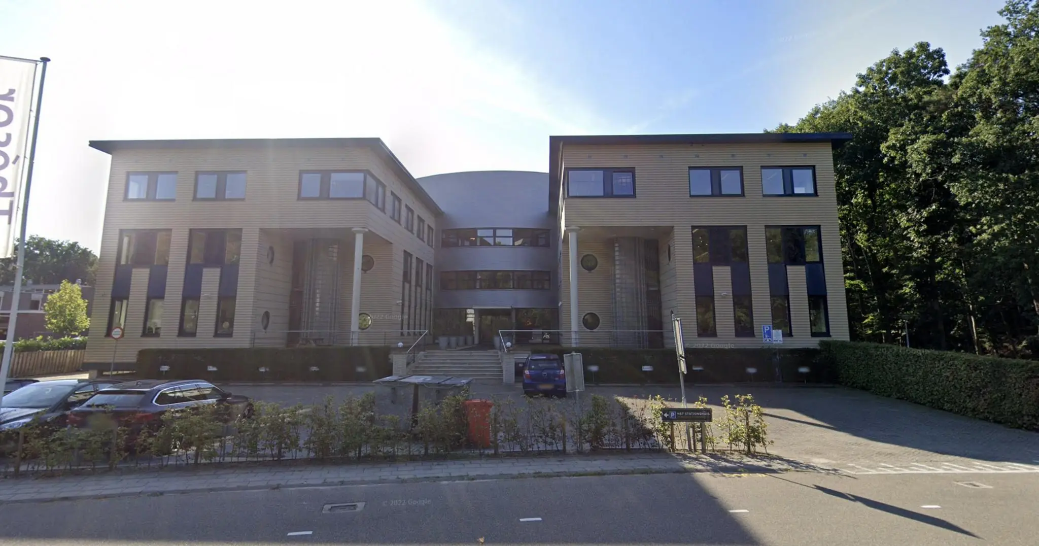 Kantoorgebouw aan de Amersfoortseweg met parkeergelegenheid voor de ingang.