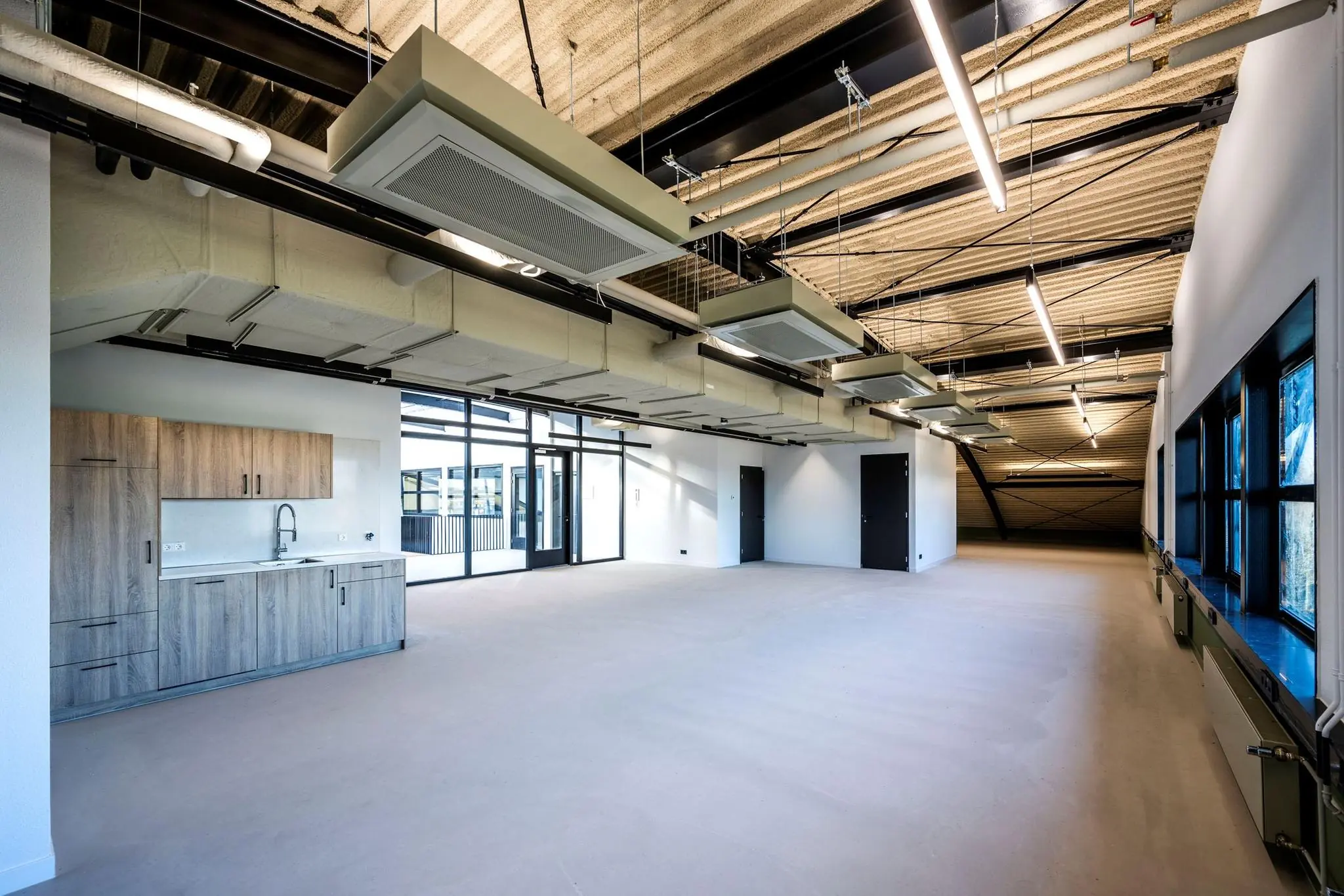 Moderne, lege kantoorruimte aan de Singaporestraat met open plafond, grote ramen en een ingebouwde kitchenette.