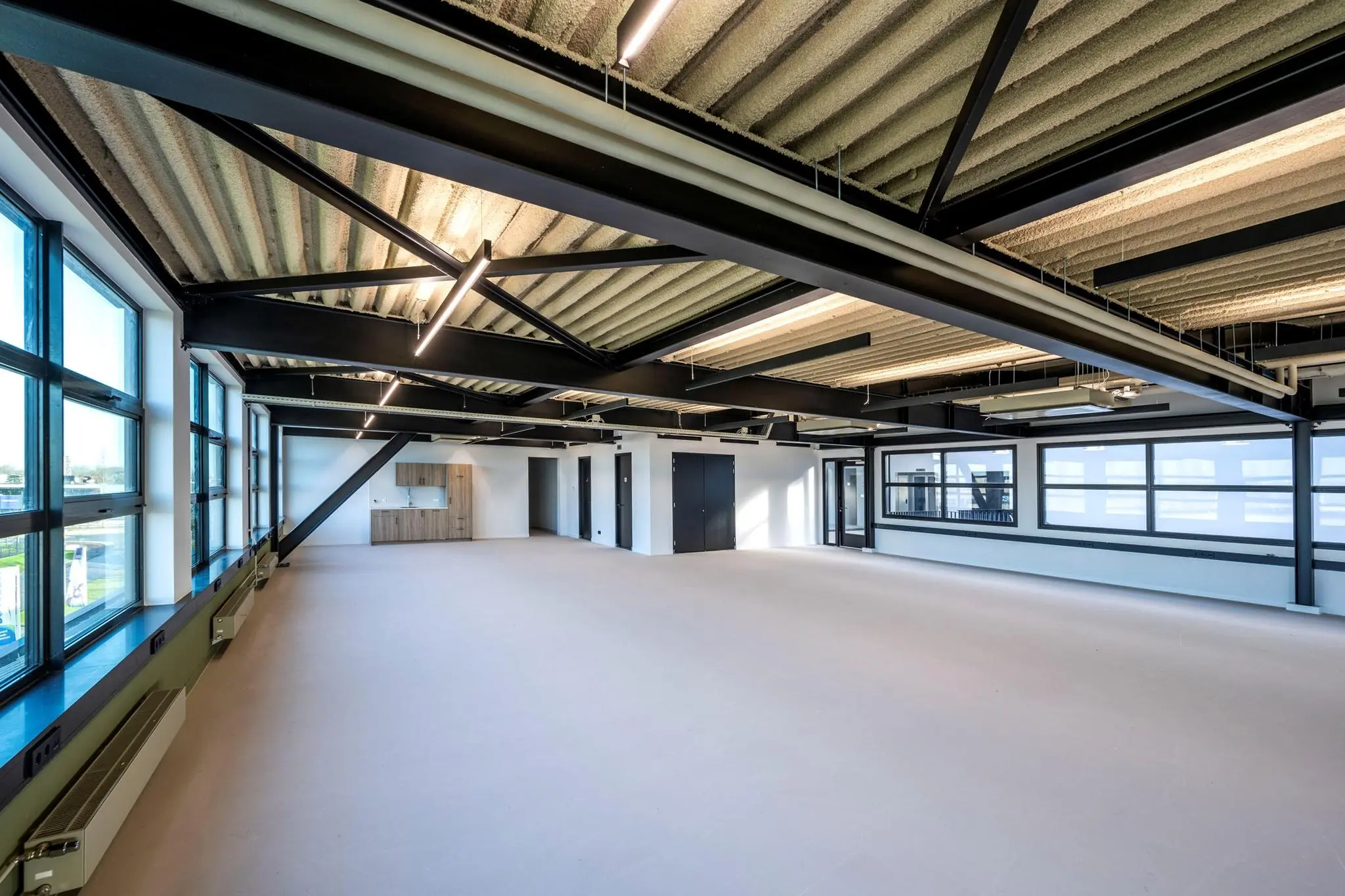 Ruime, moderne kantoorruimte aan de Singaporestraat met veel daglicht en zichtbare stalen constructie.