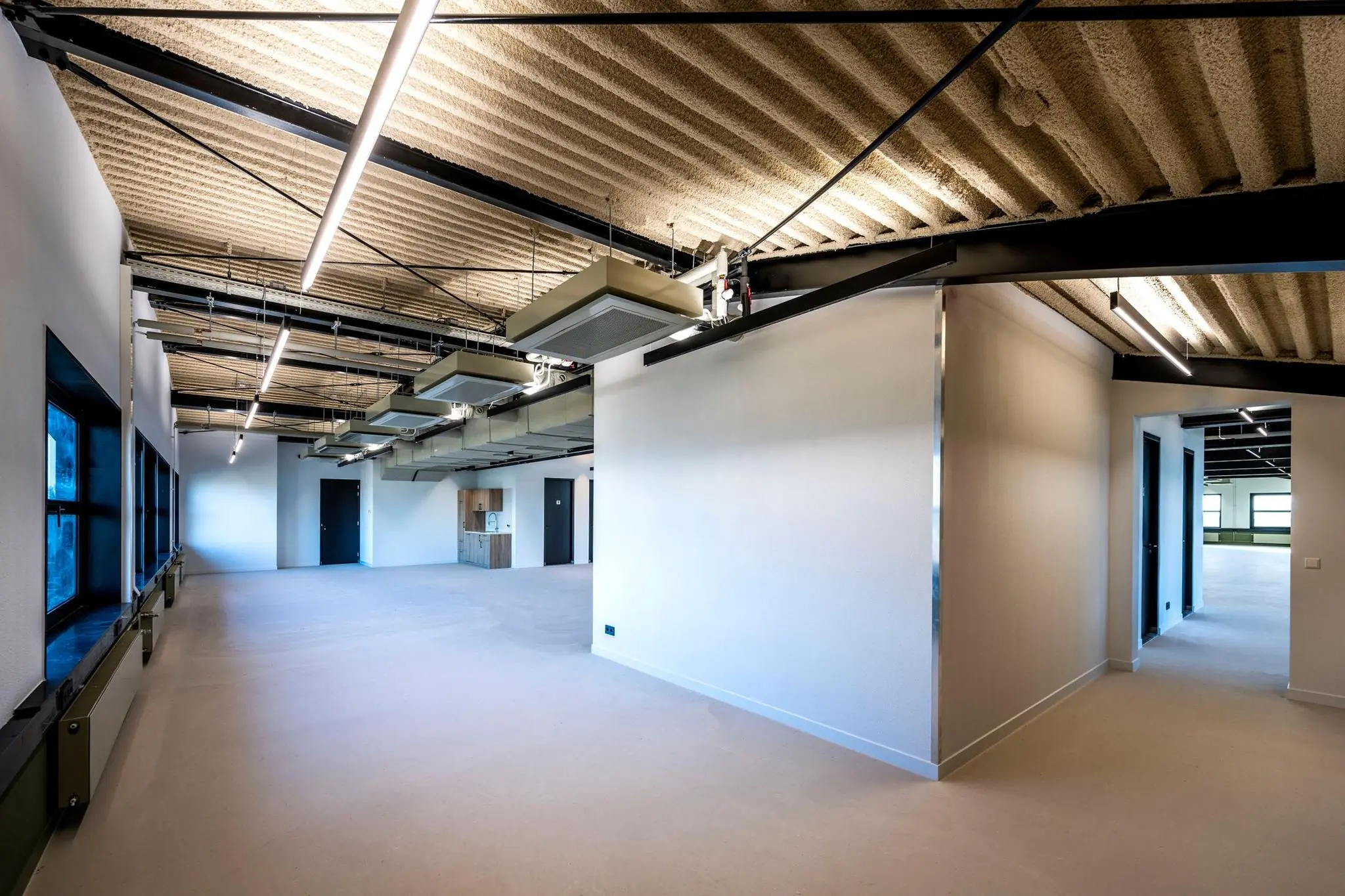 Moderne, leegstaande kantoorruimte aan de Singaporestraat met industriële plafonds en ingebouwde aircosystemen.