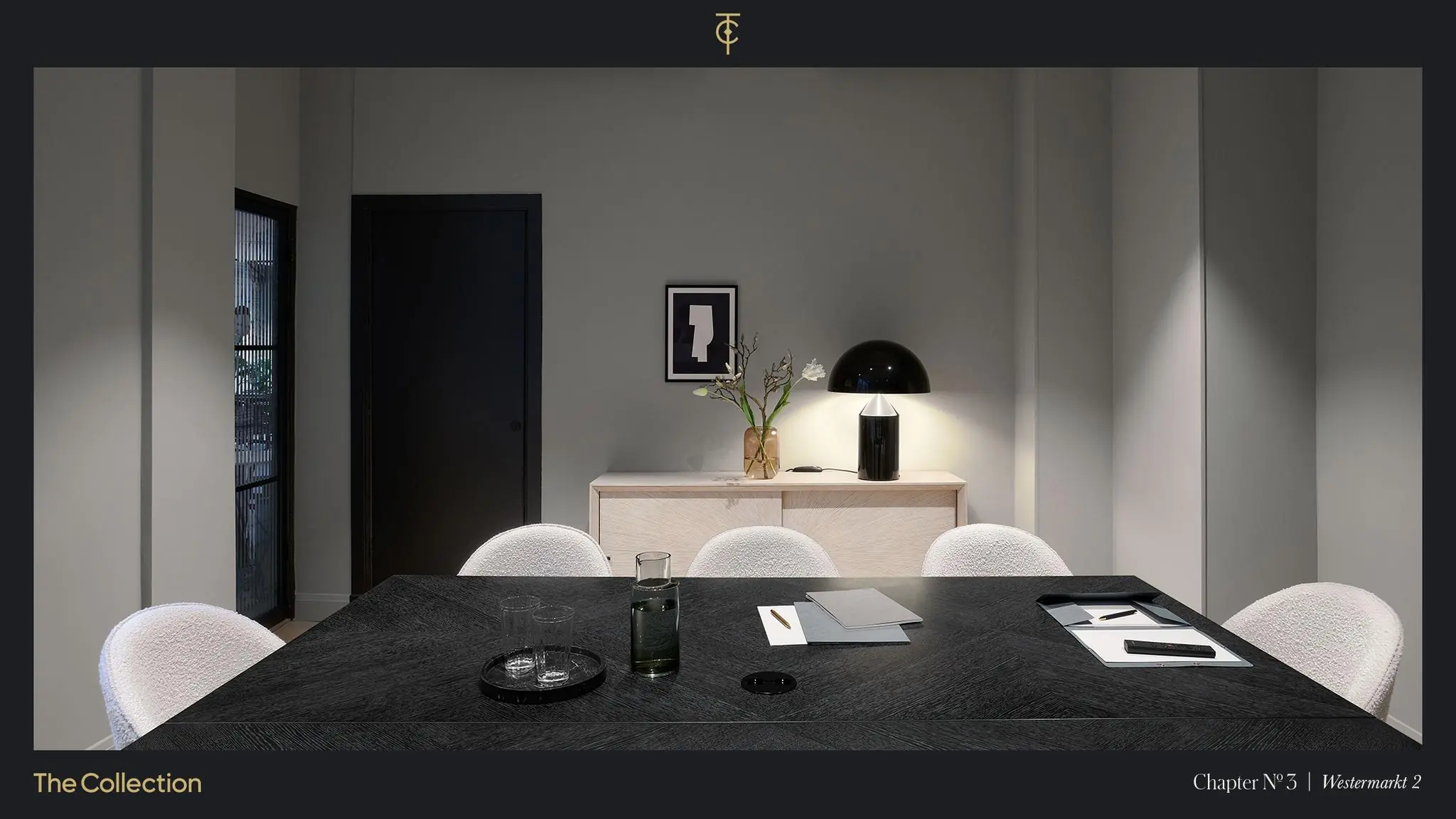 Moderne vergaderruimte met een zwarte tafel, witte stoelen en een minimalistisch dressoir met decoratie in Westermarkt 2.