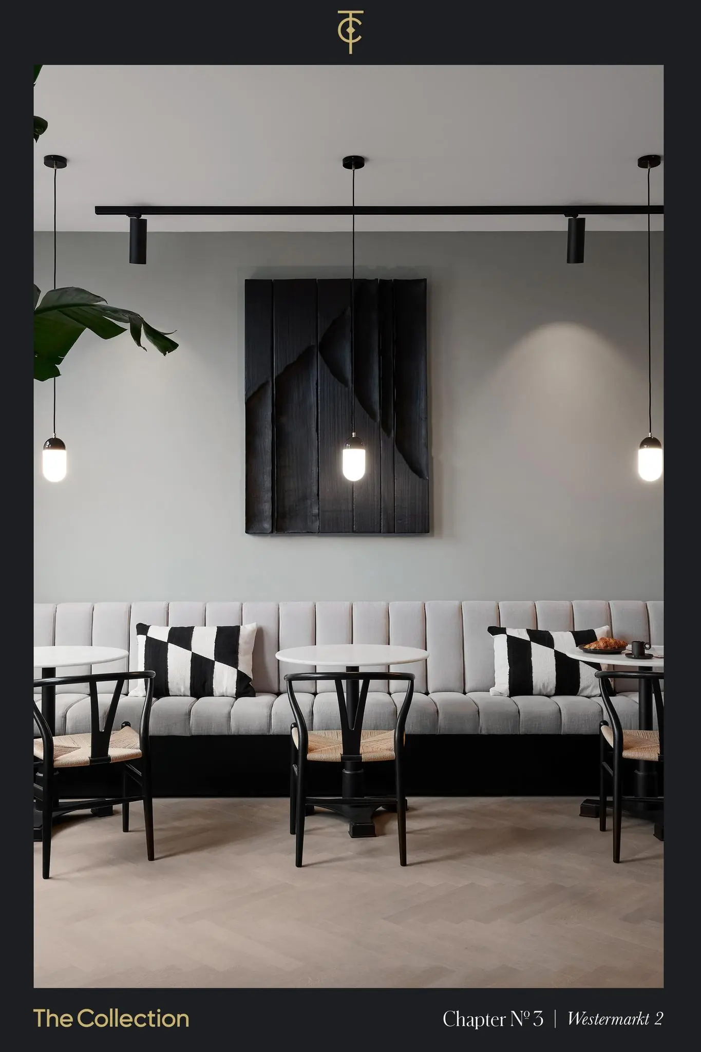 Stijlvol interieur van Westermarkt 2 met een moderne bank, zwart-witte kussens, ronde tafels en designstoelen.