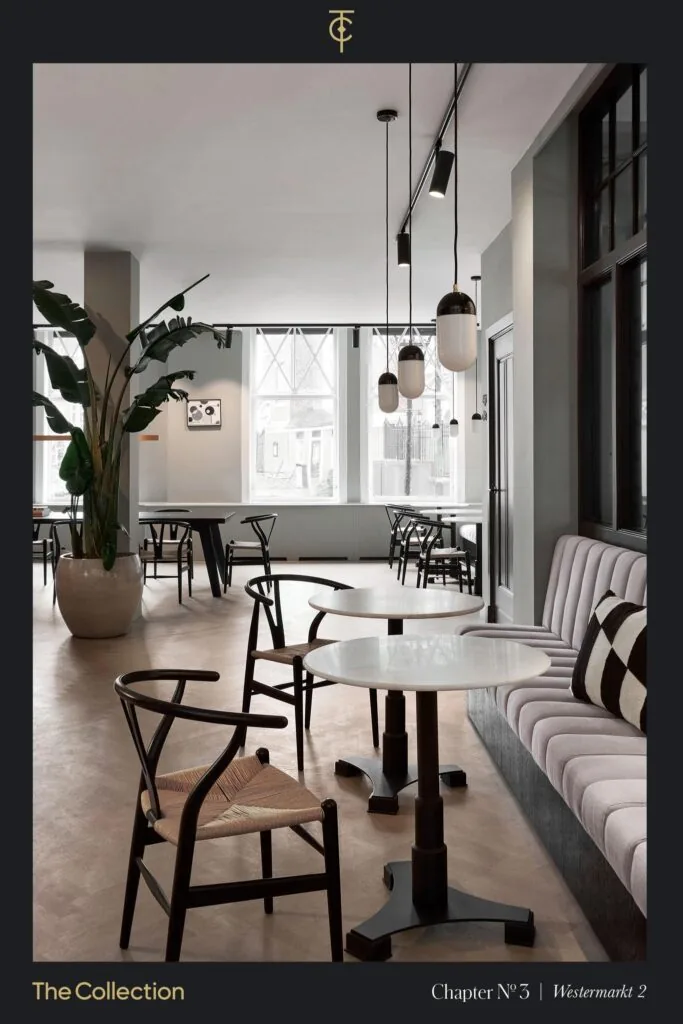 Modern interieur van een stijlvolle lounge aan de Westermarkt met minimalistisch meubilair en grote ramen.