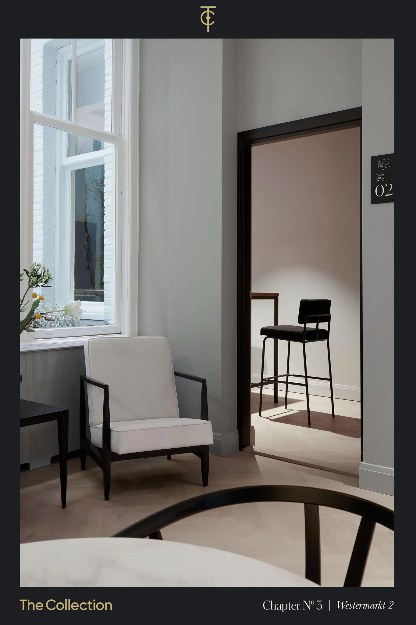 Licht en stijlvol interieur van Westermarkt 2 met moderne fauteuil en hoge barkruk in minimalistisch design.