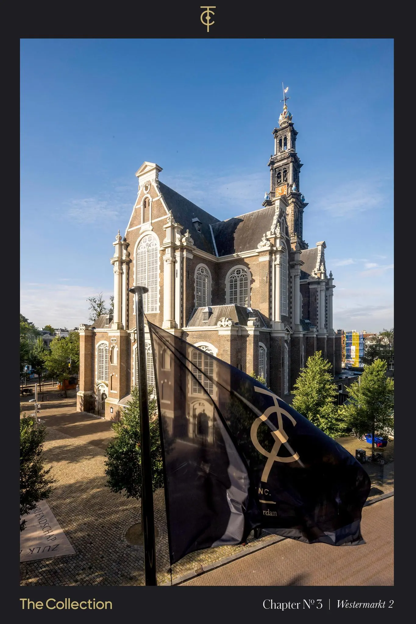 De afbeelding toont de Westertoren en de Westerkerk in Amsterdam, met op de voorgrond een zwarte vlag van The Collection.