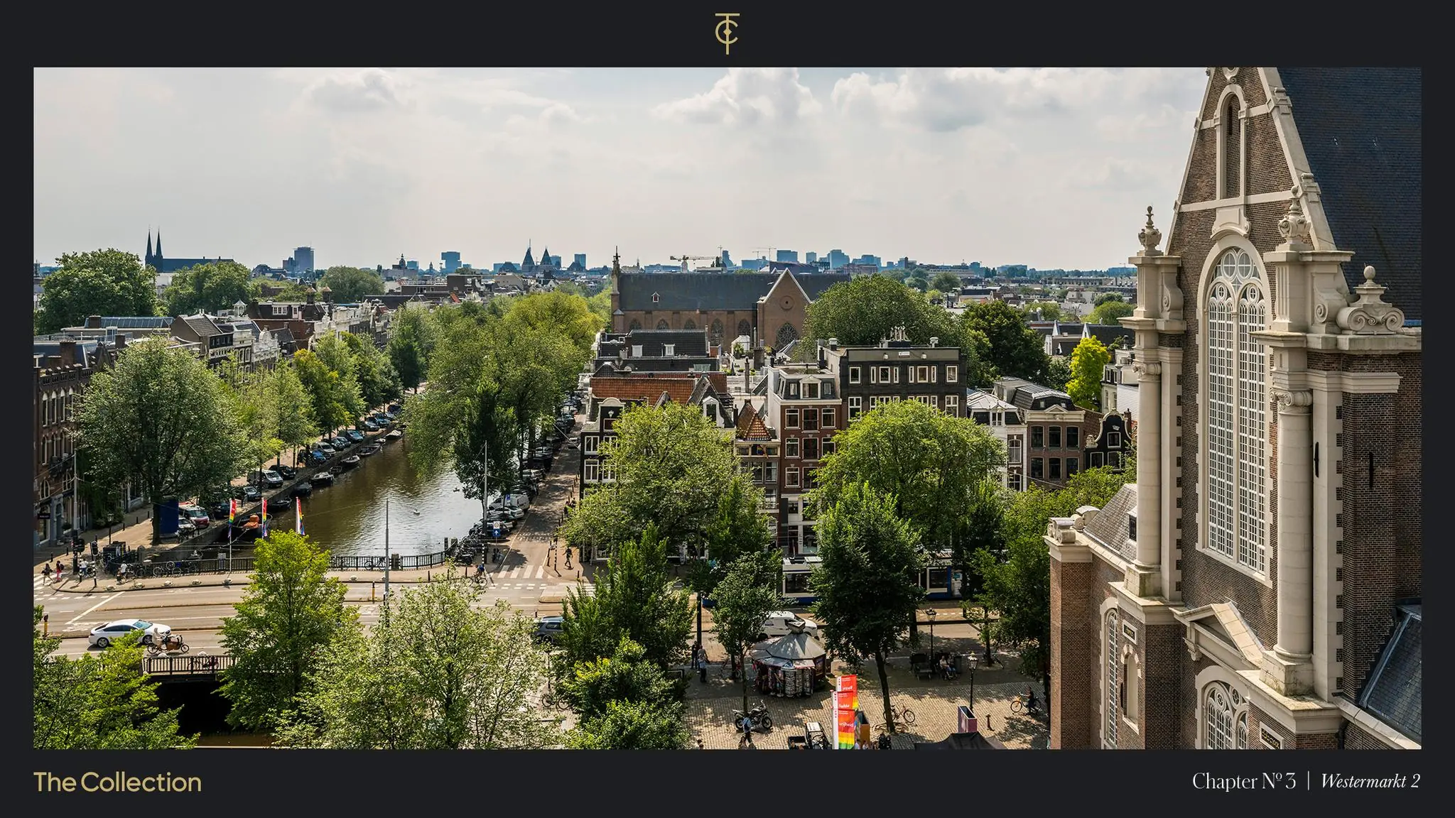 Uitzicht op de Westermarkt in Amsterdam met de Westertoren, grachten en omliggende historische gebouwen.