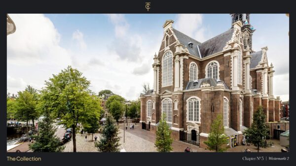 Uitzicht op de monumentale Westerkerk aan de Westermarkt in Amsterdam met omliggend plein en bomen.