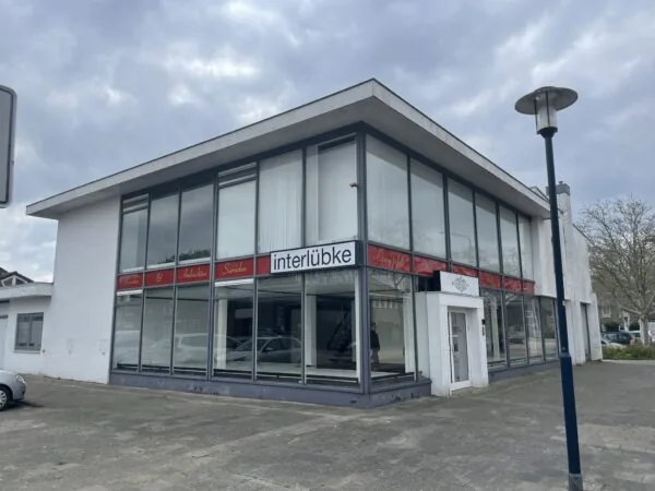 Winkelpand op de Ophelialaan met grote ramen en borden van interlübke en andere interieurmerken.