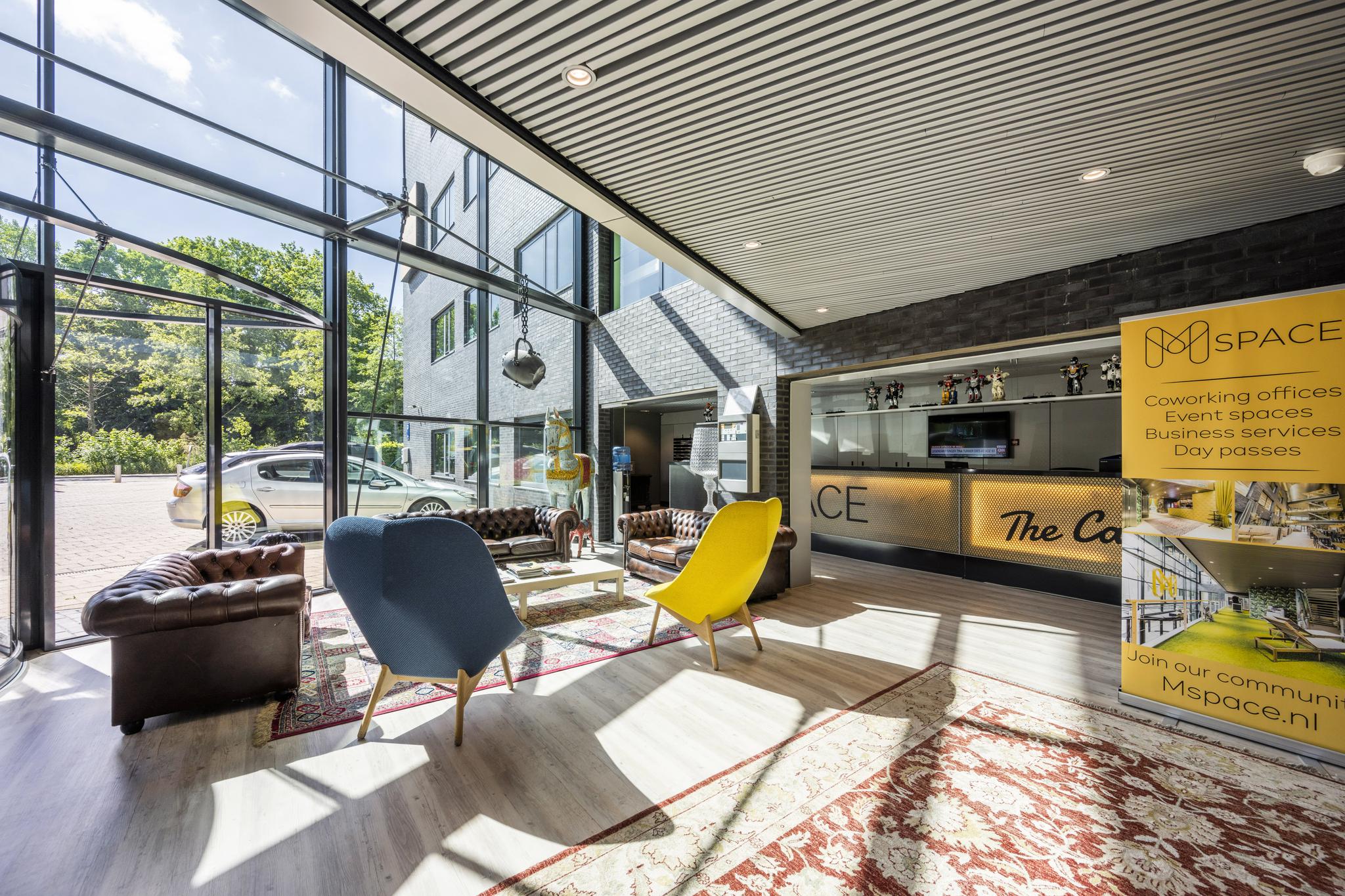 Moderne en lichte lobby van Mspace met zithoeken, een receptiebalie en grote ramen aan de Prof. W.H. Keesomlaan.