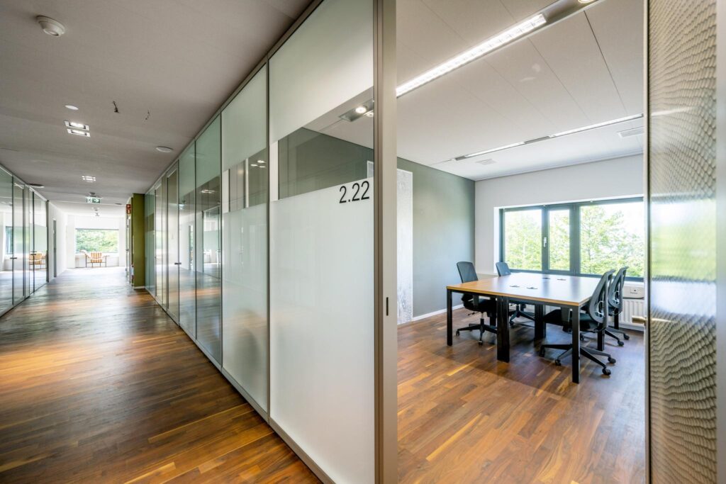 Moderne kantoorruimte aan de Prof. W.H. Keesomlaan met glazen wanden, kamer 2.22 en uitzicht op groen.