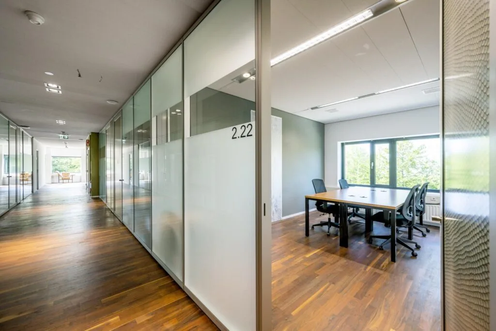 Moderne kantoorruimte aan de Prof. W.H. Keesomlaan met glazen wanden, kamer 2.22 en uitzicht op groen.