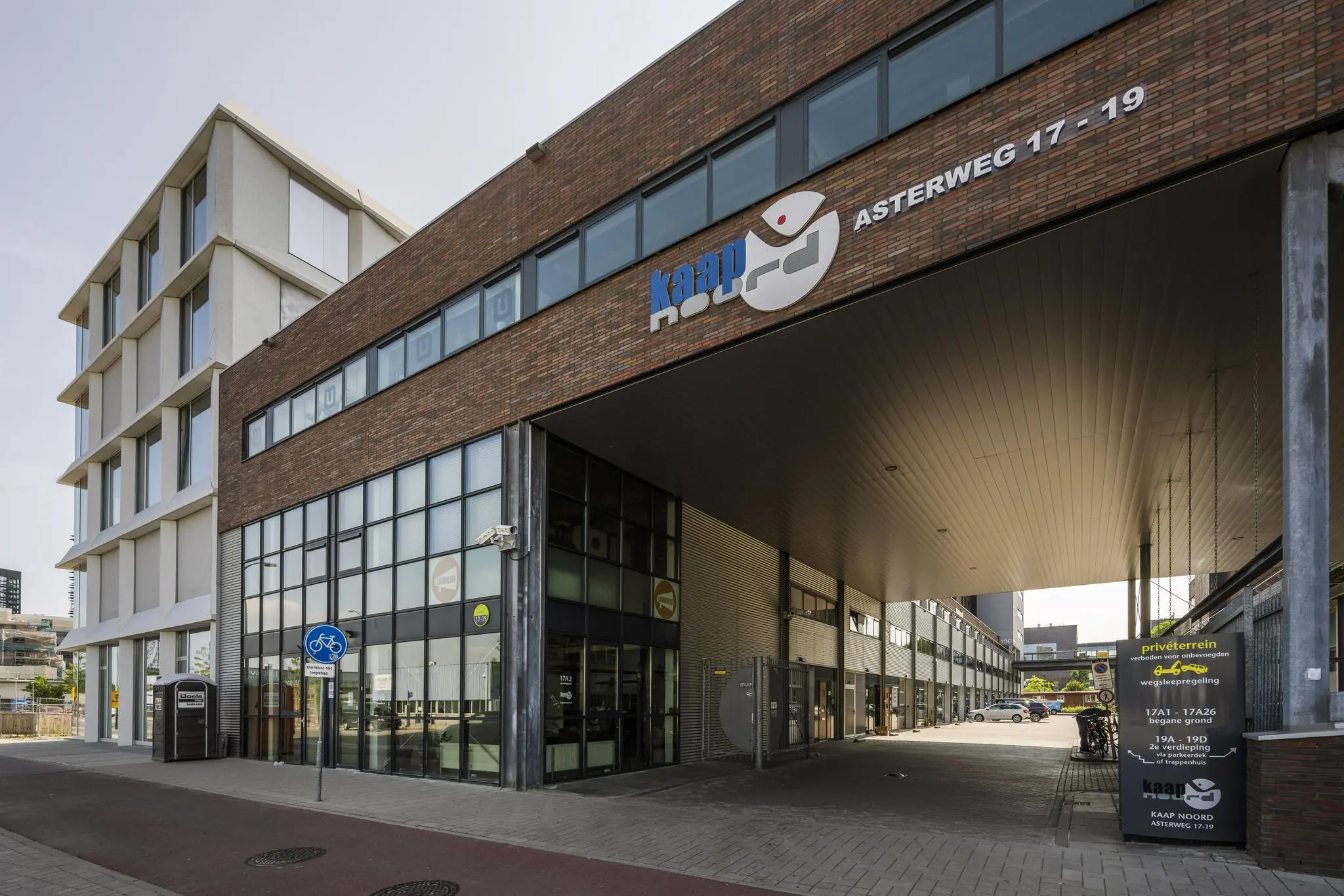 Moderne bedrijfsgebouwen aan de Asterweg 17-19 in Amsterdam onder de naam Kaap Noord.