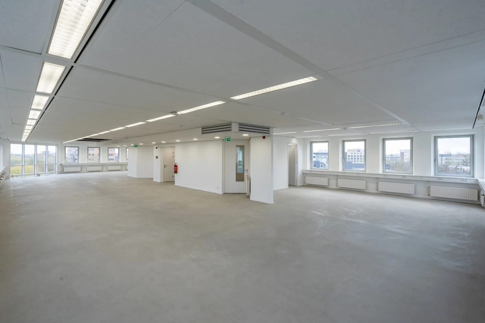 Leeg, modern kantoorpand aan de Printerweg met grote ramen en systeemplafond.